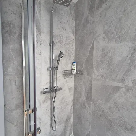 4 Bedroom In Centre *