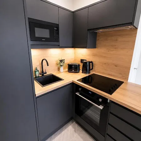 8 Bed, Sleeps 10, Free Parking, Near Centre * Glasgow