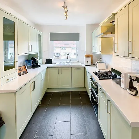Stylish With Balcony And Free Parking Apartment *