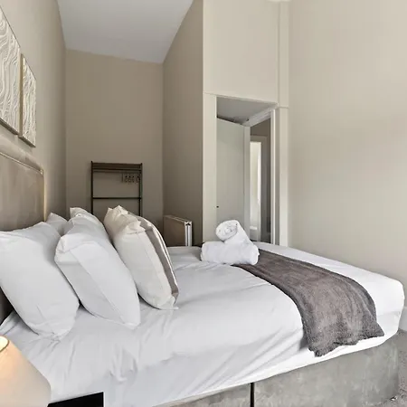 Beautiful 4 Bedroom Flat With Convenient Travel Appartamento *