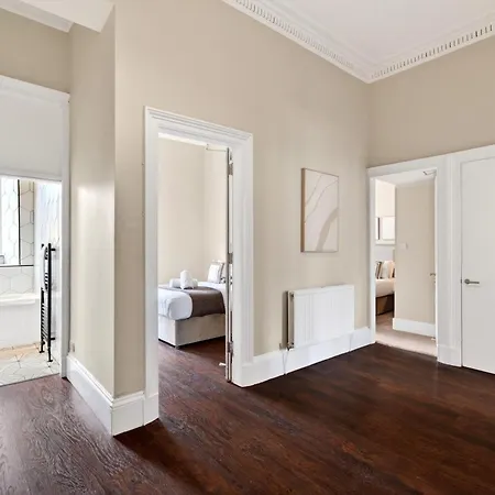Beautiful 4 Bedroom Flat With Convenient Travel Glasgow