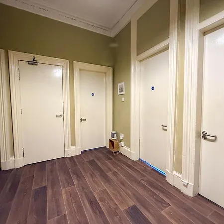 5br Flat | Sleeps 10 | Sauchiehall St Glasgow