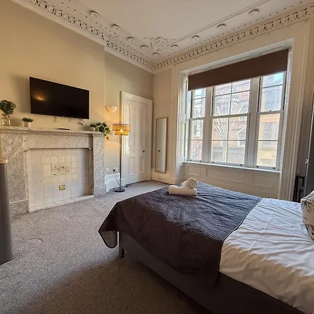 5br Flat | Sleeps 10 | Sauchiehall St