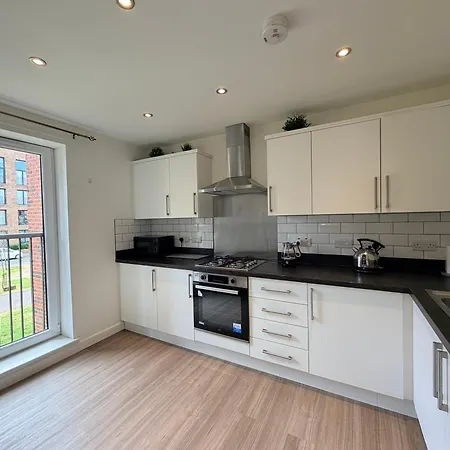 Bedford New Build Modern 2 Bedroom *