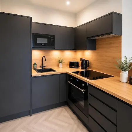 8 Bed, Sleeps 10, Free Parking, Near Centre * Glasgow
