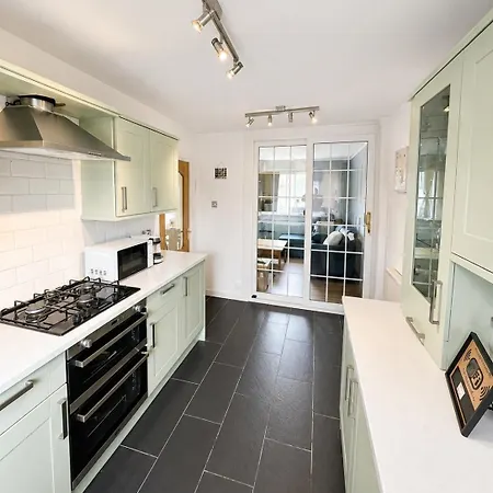 Stylish With Balcony And Free Parking Apartment *