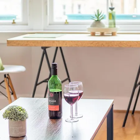 Locale 1 Bed For Professionals
