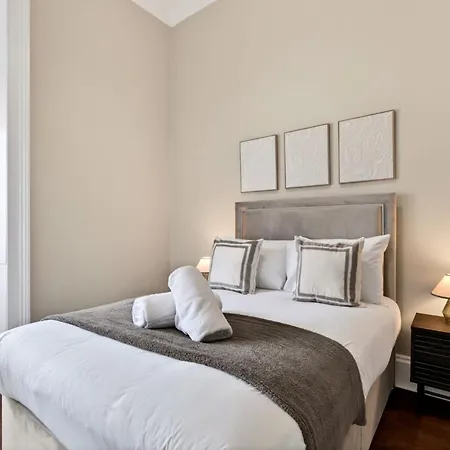 Beautiful 4 Bedroom Flat With Convenient Travel * Glasgow
