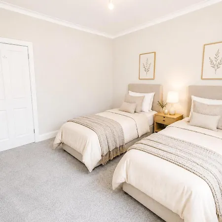 8 Bed, Sleeps 10, Free Parking, Near Centre *