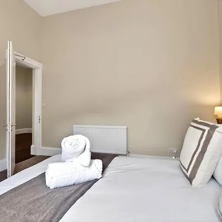 Beautiful 4 Bedroom Flat With Convenient Travel