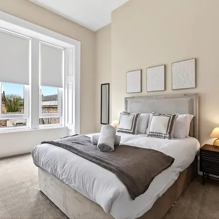 Beautiful 4 Bedroom Flat With Convenient Travel Appartamento Glasgow
