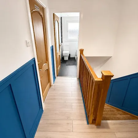 Stylish With Balcony And Free Parking *