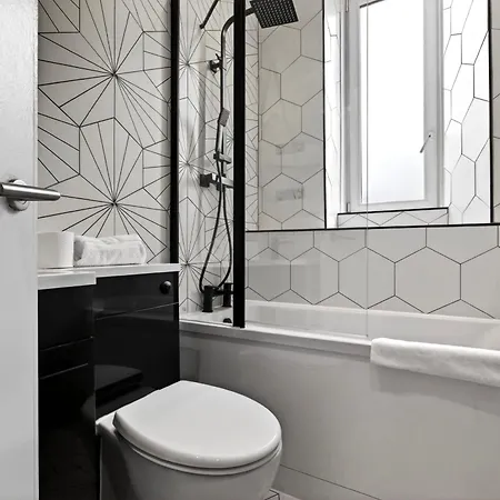 Beautiful 4 Bedroom Flat With Convenient Travel Glasgow