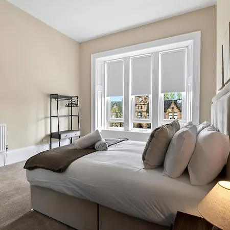 Beautiful 4 Bedroom Flat With Convenient Travel