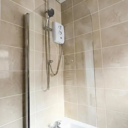 Stylish 3 Bdr In - Sleeps 6 - Free Parking Appartamento