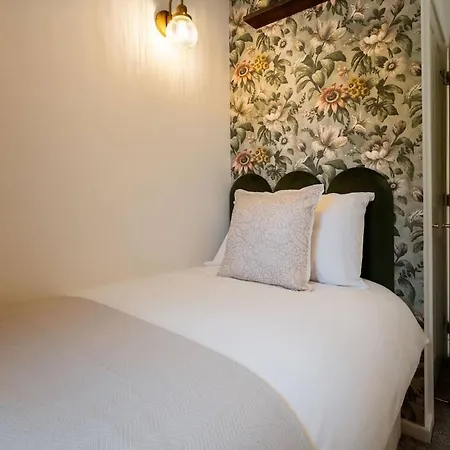 Kelvin House, 3br, Free Parking & Private Garden * Glasgow