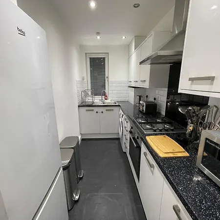 3 Bedroom - Warriston St - Sleeps 5 - Contractors, Business & Relocations - Free Parking *