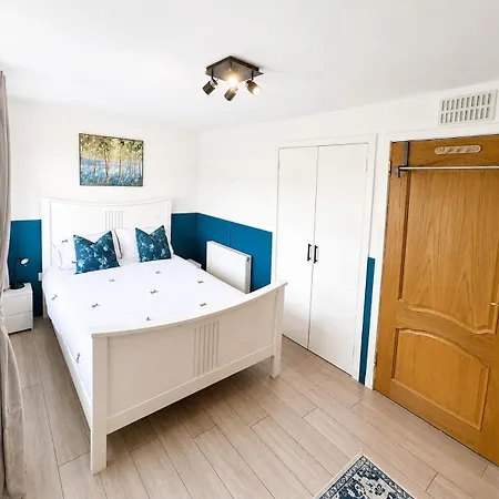 Stylish With Balcony And Free Parking Apartment
