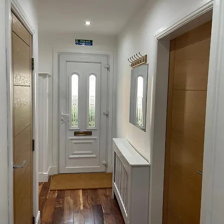 3 Bedroom - Warriston St - Sleeps 5 - Contractors, Business & Relocations - Free Parking *