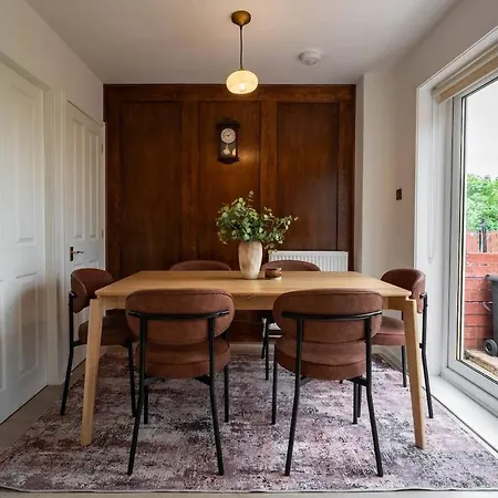 Kelvin House, 3br, Free Parking & Private Garden *