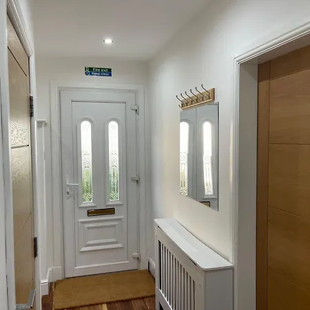 3 Bedroom - Warriston St - Sleeps 5 - Contractors, Business & Relocations - Free Parking Glasgow