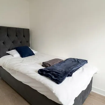 Stylish 3 Bdr In - Sleeps 6 - Free Parking Appartamento