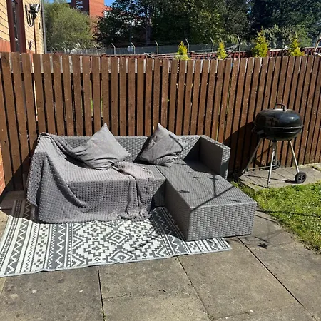 Just Steps From Free Parking * Glasgow
