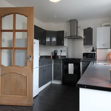 Just Steps From Free Parking * Glasgow