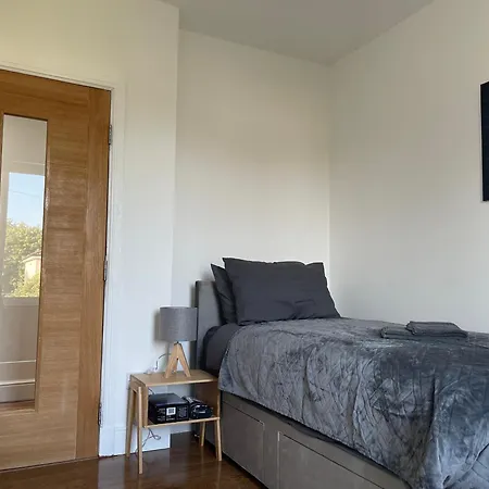 3 Bedroom - Warriston St - Sleeps 5 - Contractors, Business & Relocations - Free Parking *