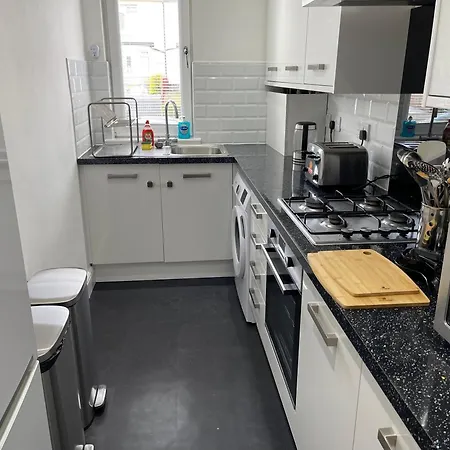 3 Bedroom - Warriston St - Sleeps 5 - Contractors, Business & Relocations - Free Parking *