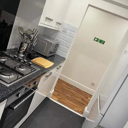 3 Bedroom - Warriston St - Sleeps 5 - Contractors, Business & Relocations - Free Parking * Glasgow