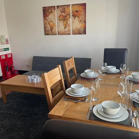 3 Bedroom - Warriston St - Sleeps 5 - Contractors, Business & Relocations - Free Parking *