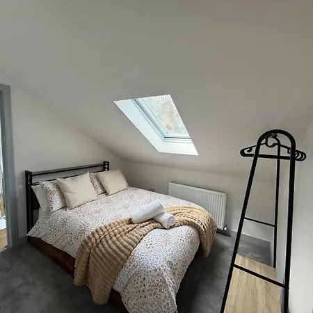 4 Bedroom In Centre *