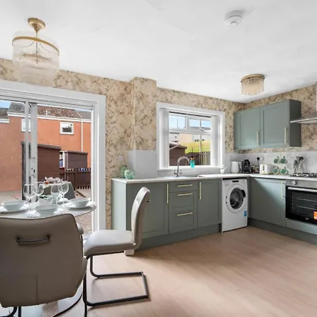בית נופש Elegant 3 Bedroom Home | Sleeps 6 | Free Parking