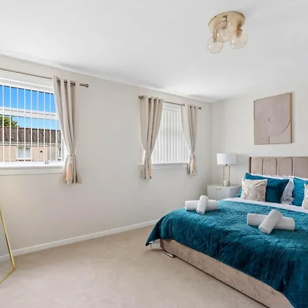 Elegant 3 Bedroom Home | Sleeps 6 | Free Parking בית נופש *