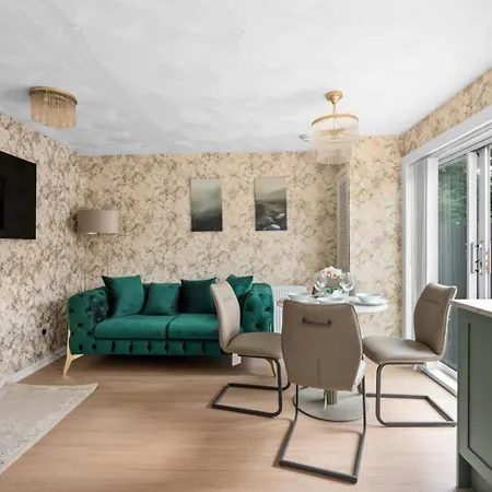 בית נופש Elegant 3 Bedroom Home | Sleeps 6 | Free Parking