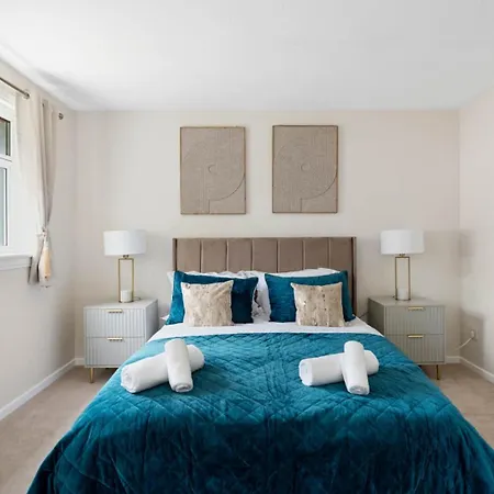 Elegant 3 Bedroom Home | Sleeps 6 | Free Parking * גלאזגו