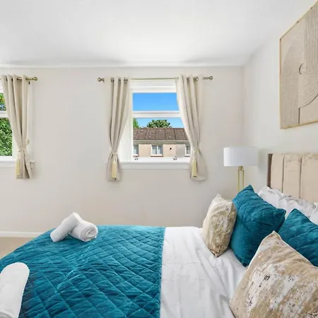 Elegant 3 Bedroom Home | Sleeps 6 | Free Parking בית נופש