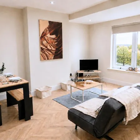 Stylish 3bdr In - Sleeps 7 - Parking בית נופש