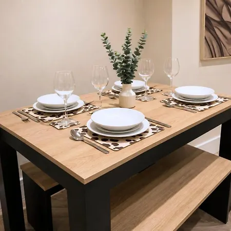 Stylish 3bdr In - Sleeps 7 - Parking * גלאזגו