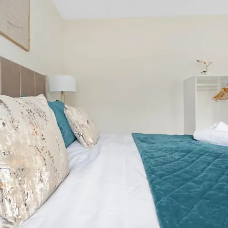בית נופש Elegant 3 Bedroom Home | Sleeps 6 | Free Parking גלאזגו