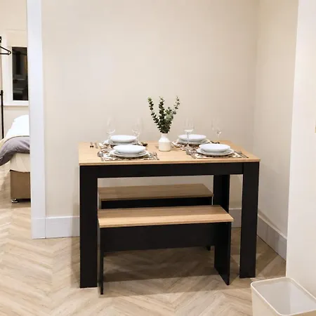 Stylish 3bdr In - Sleeps 7 - Parking בית נופש *
