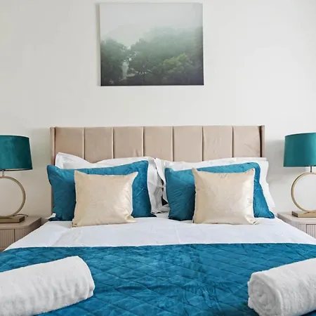 Elegant 3 Bedroom Home | Sleeps 6 | Free Parking בית נופש
