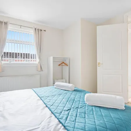 Elegant 3 Bedroom Home | Sleeps 6 | Free Parking בית נופש