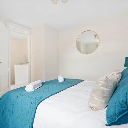 Elegant 3 Bedroom Home | Sleeps 6 | Free Parking