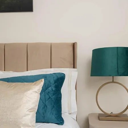 בית נופש Elegant 3 Bedroom Home | Sleeps 6 | Free Parking