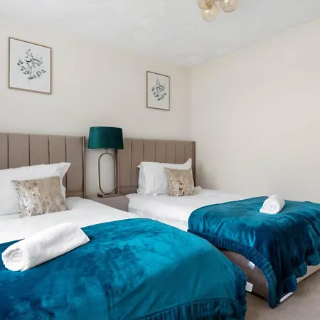 Elegant 3 Bedroom Home | Sleeps 6 | Free Parking גלאזגו