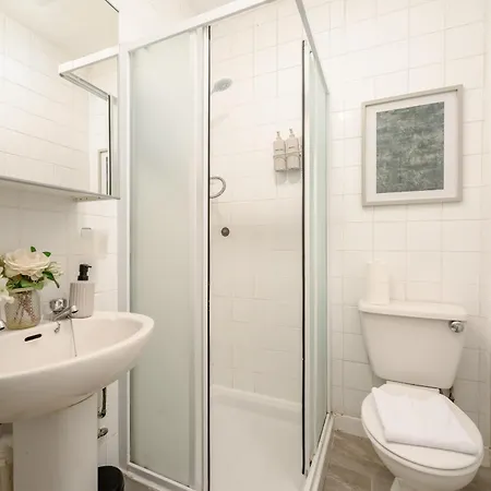 Westland 2 Bedroom House - * גלאזגו