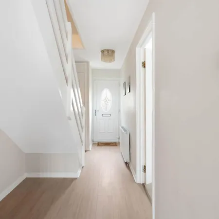 Elegant 3 Bedroom Home | Sleeps 6 | Free Parking בית נופש גלאזגו