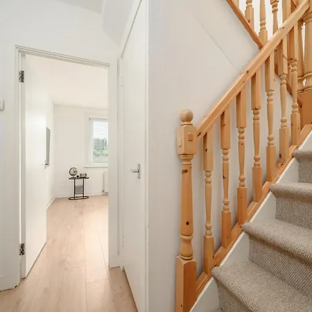 Westland 2 Bedroom House - גלאזגו